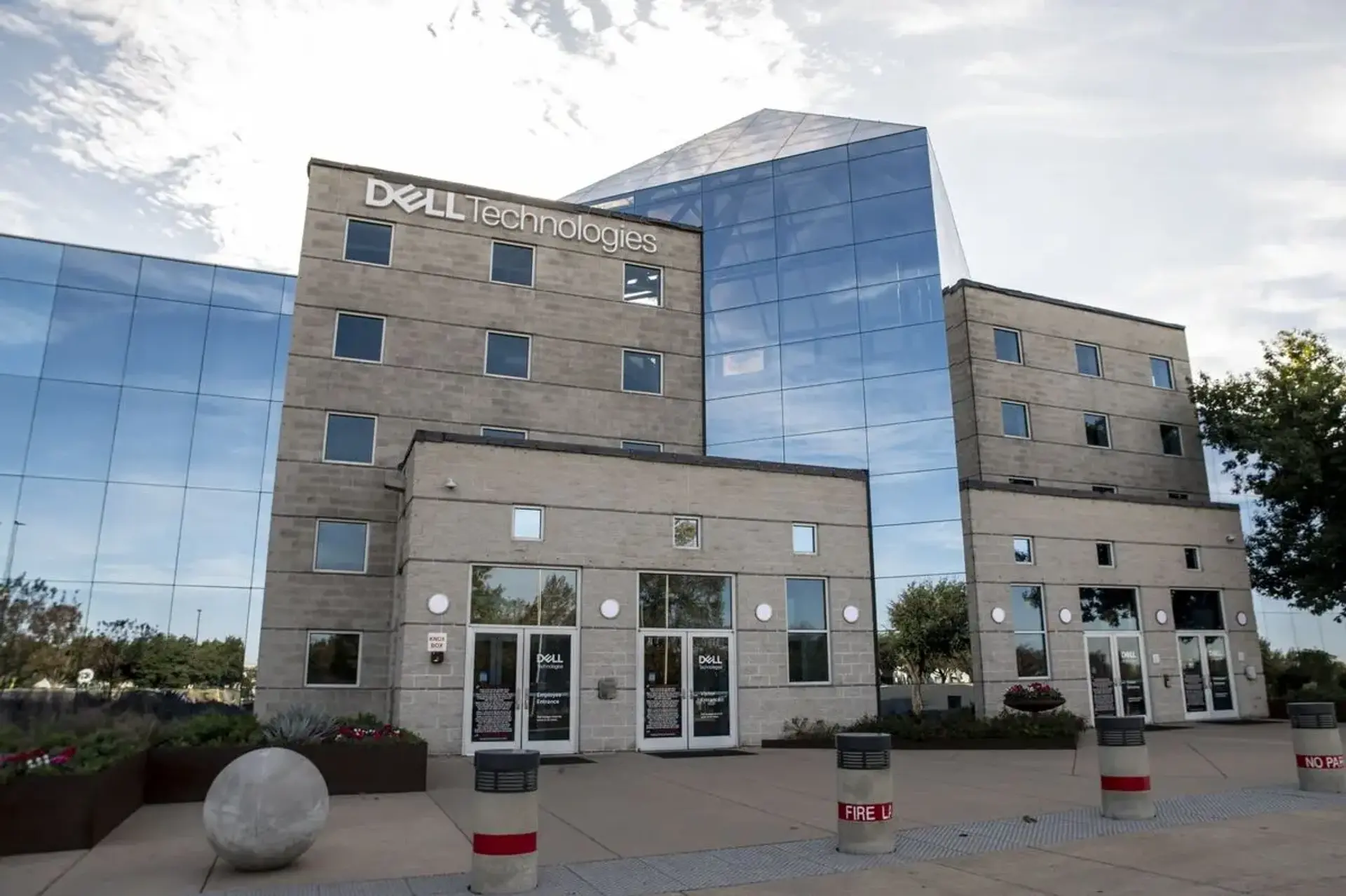 Dell Forecasts AI Server Boom