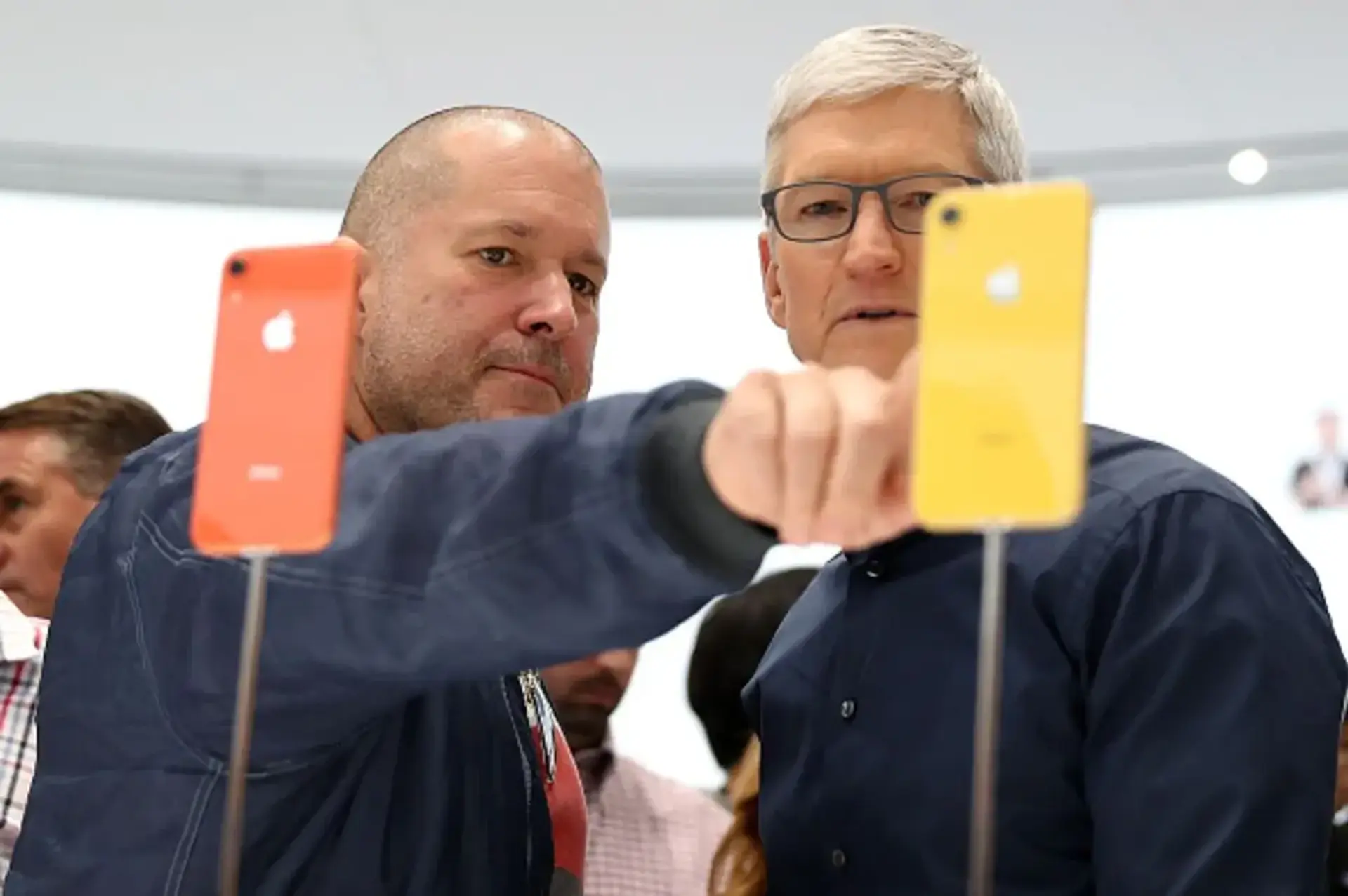 Apple's AI, Glasses, Tariffs