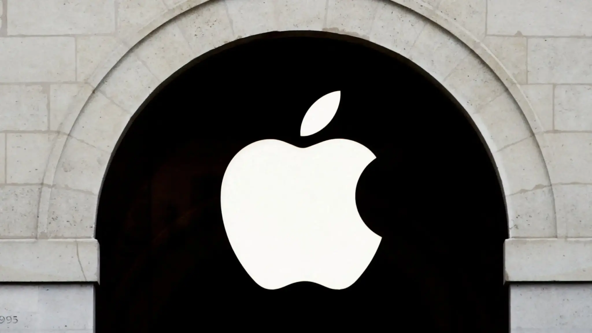 Trump threatens Apple with iPhone tariffs