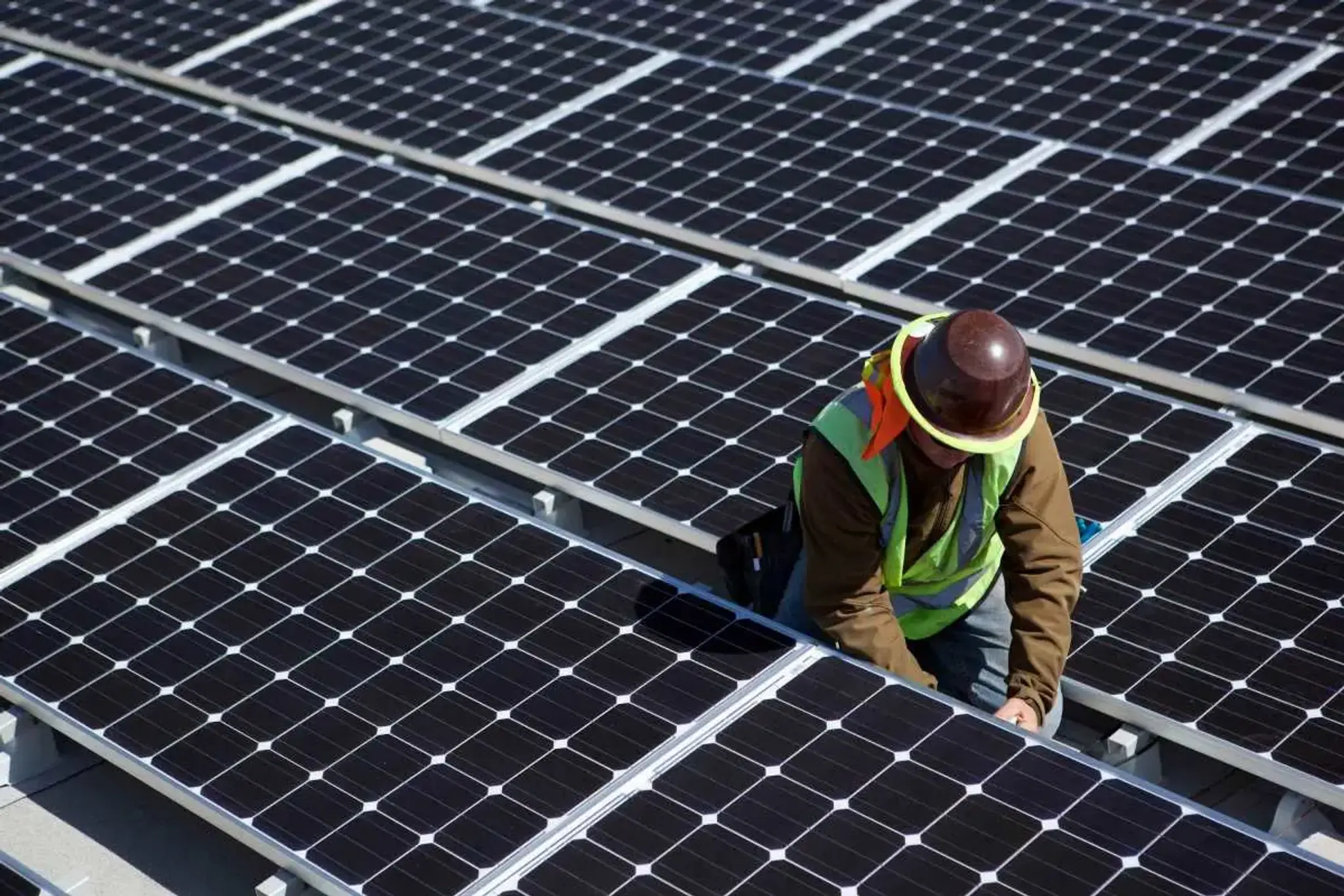 Meta Boosts AI with Solar