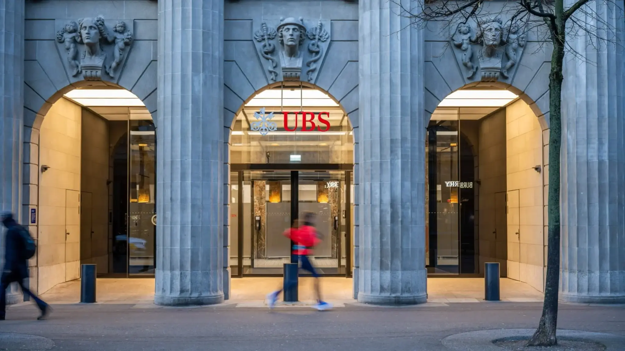 UBS deploys AI analysts