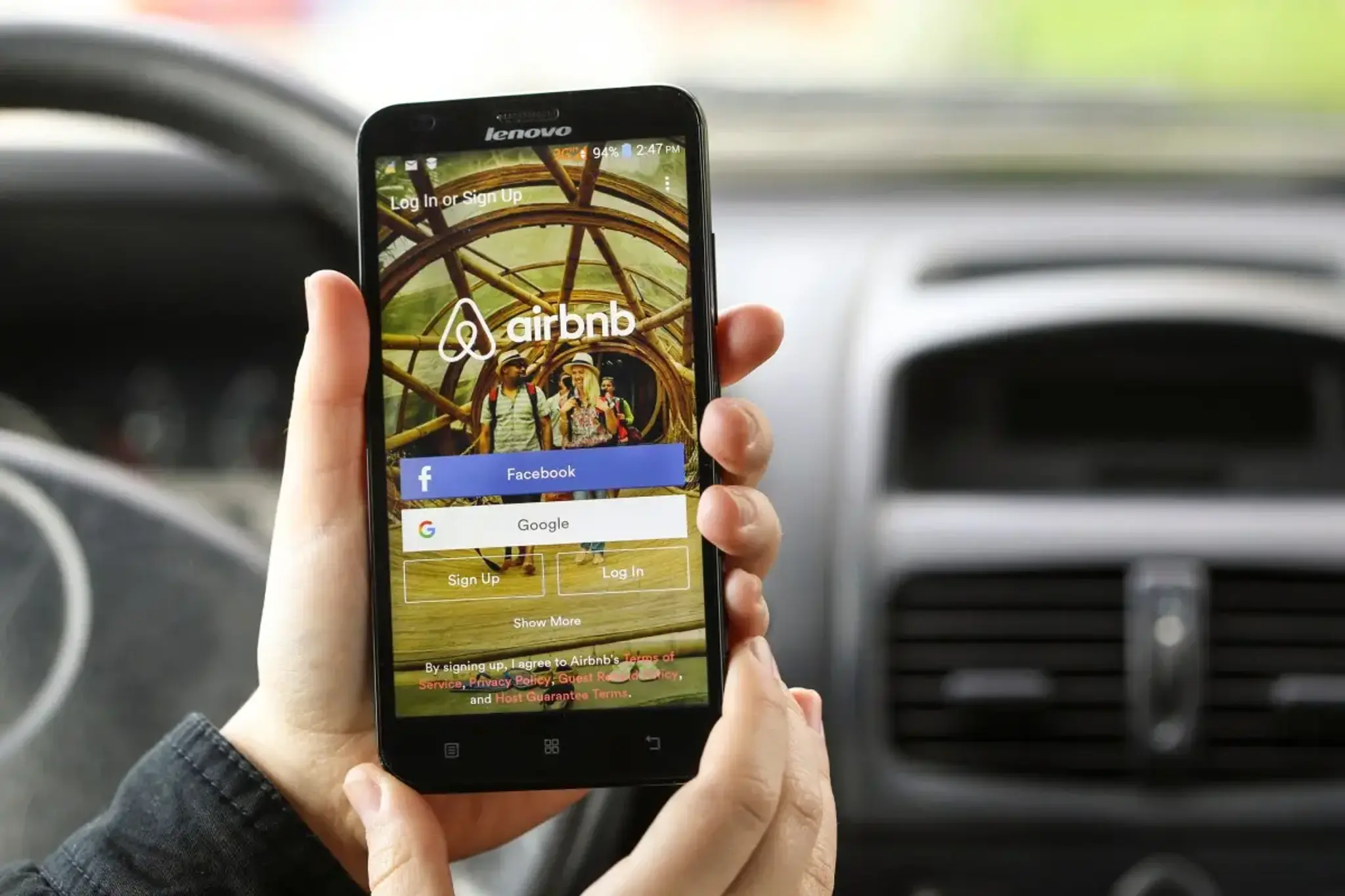 Airbnb deploys AI chatbot
