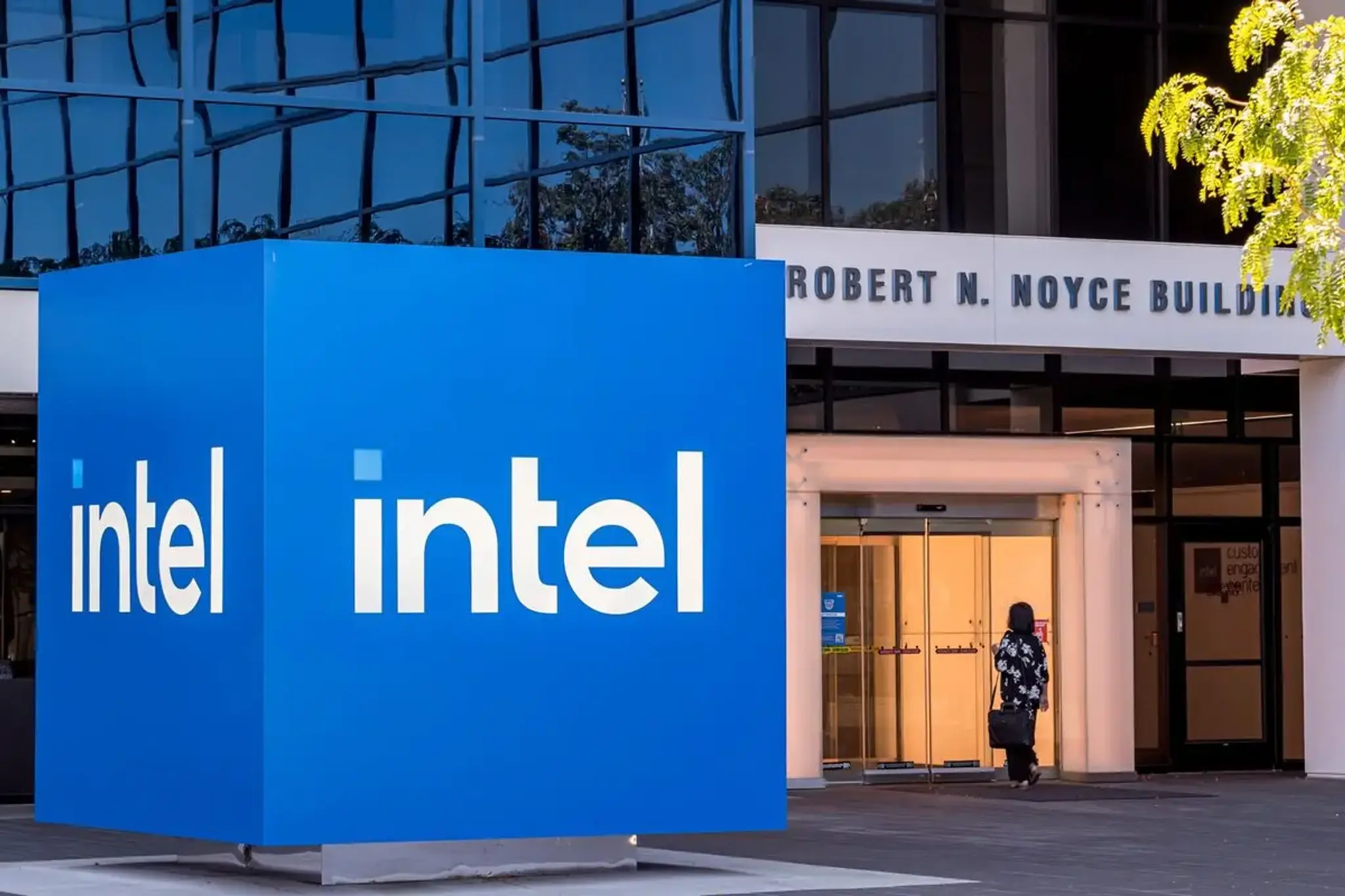 Intel announces job cuts, weak forecast