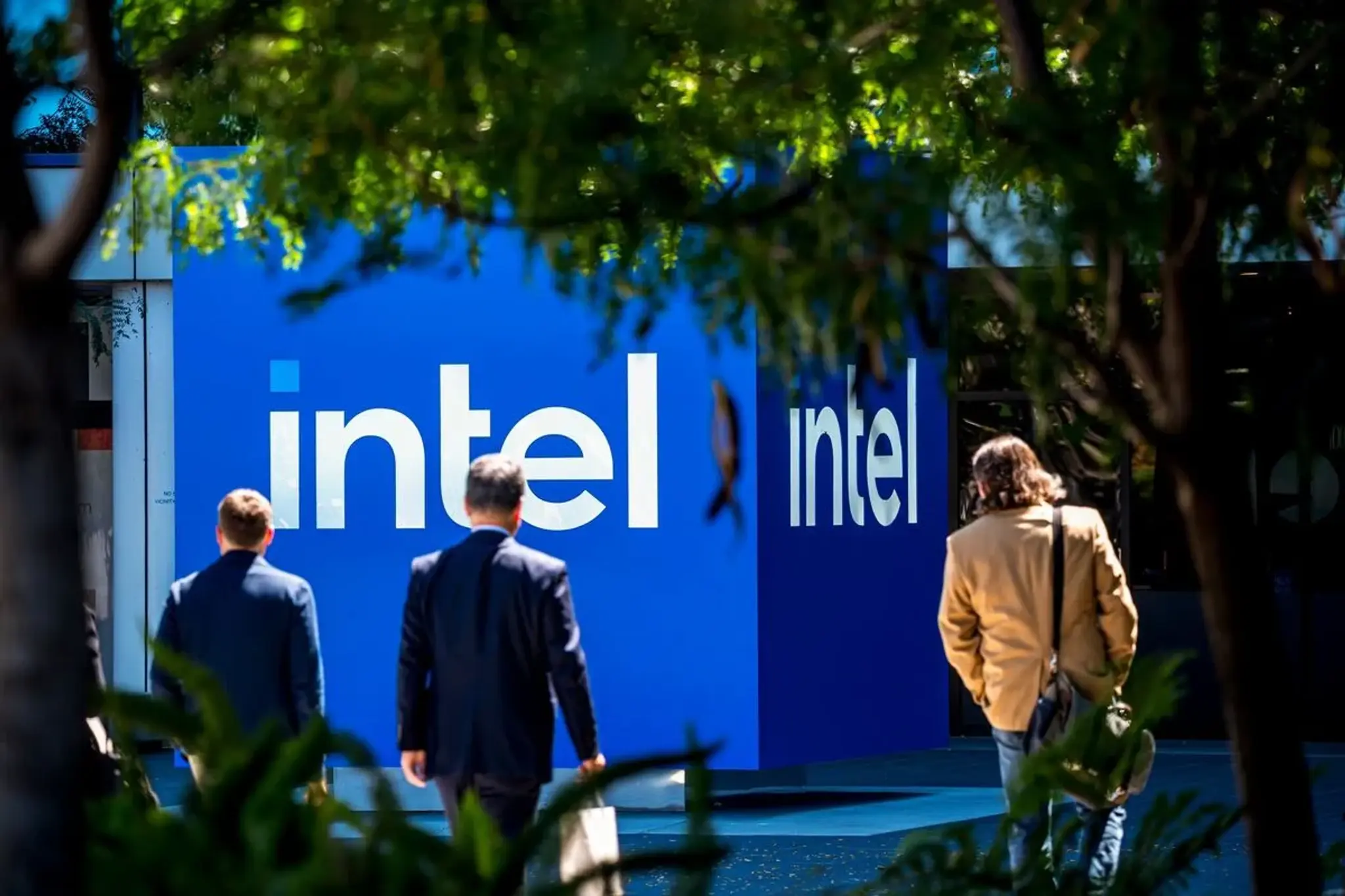 Intel offloads Altera stake