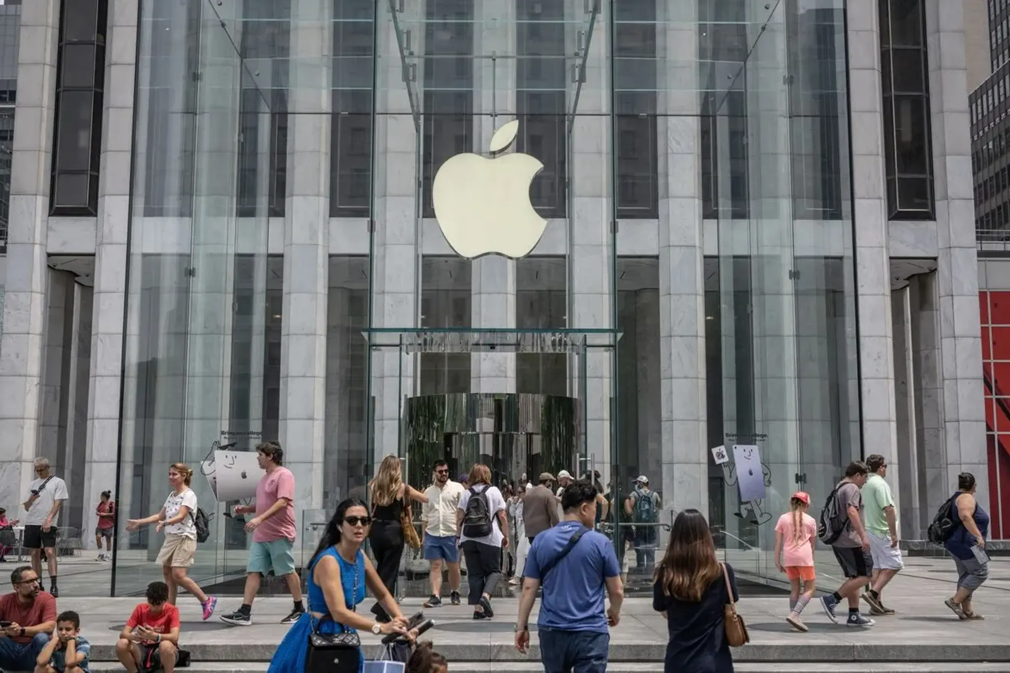 Apple Enhances AI with On-Device Analysis