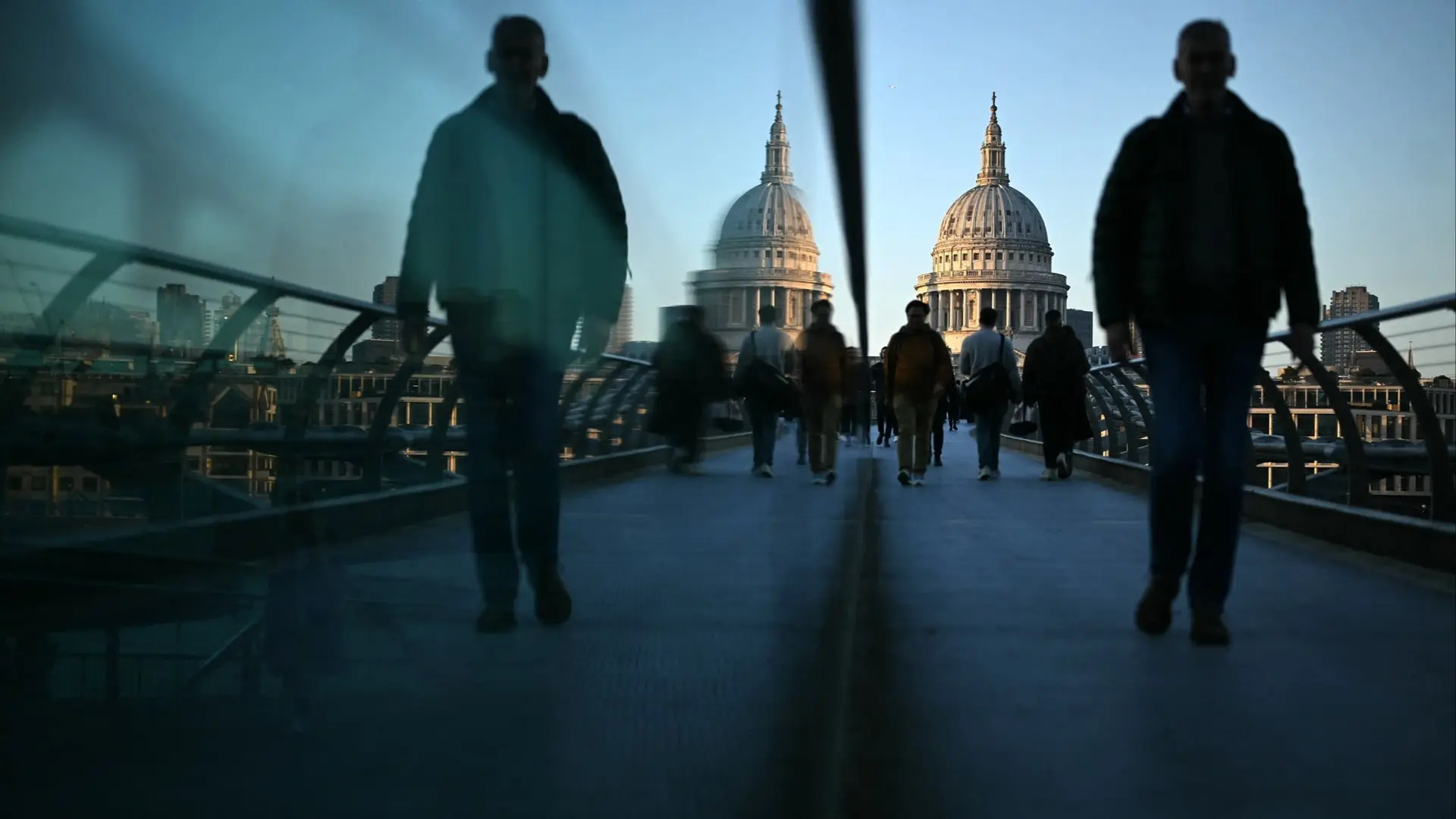 AI Trims UK Workforces