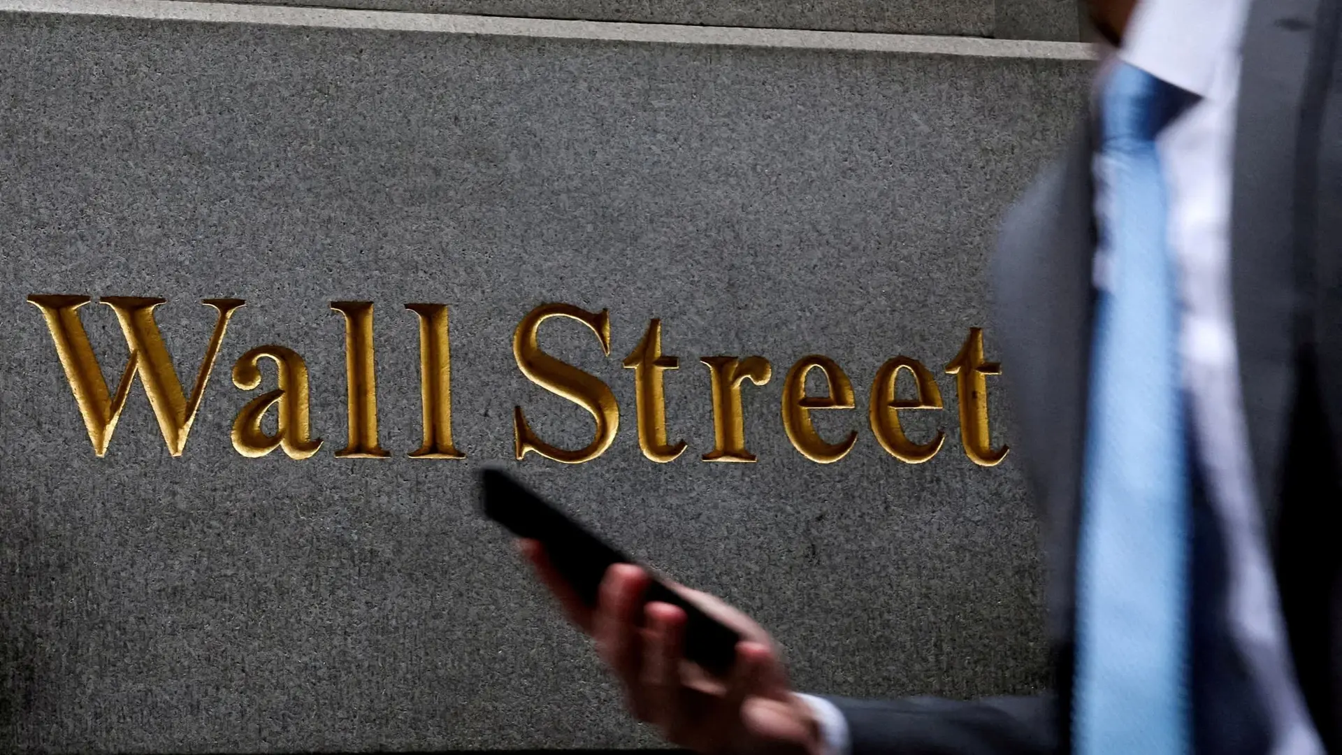 AI Stocks Face Valuation Concerns