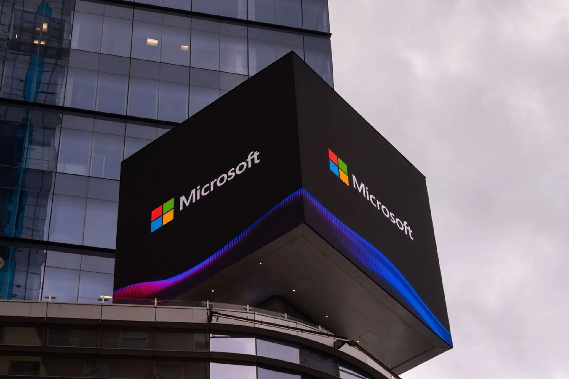 Microsoft Invests in IREN's AI
