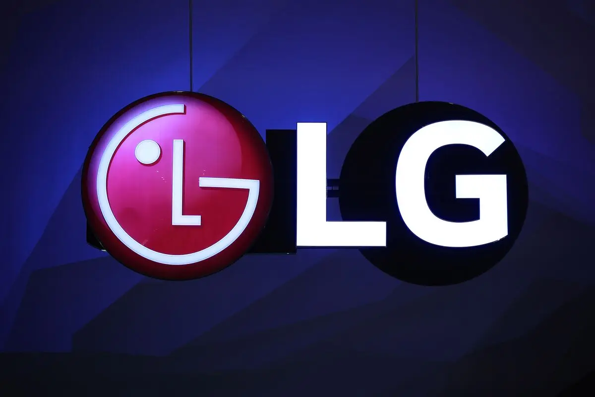LG unveils hybrid AI