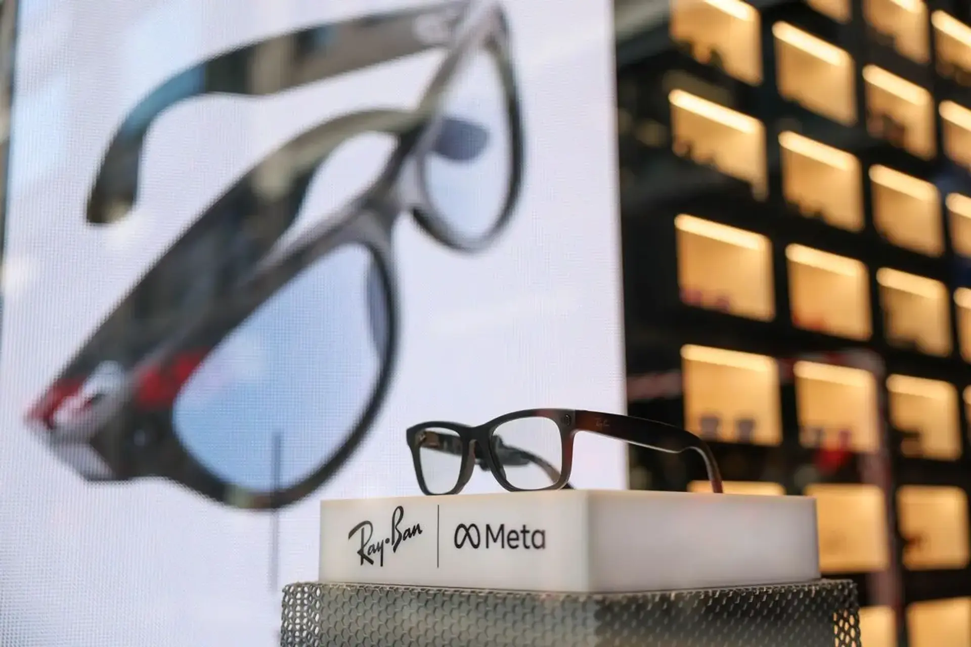 Meta Invests in Smartglasses