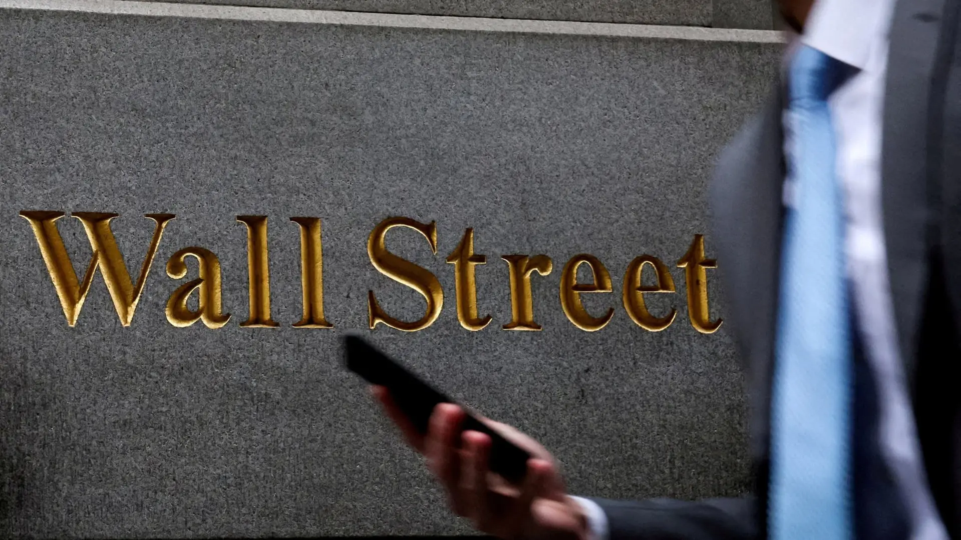 AI Stocks Face Valuation Concerns